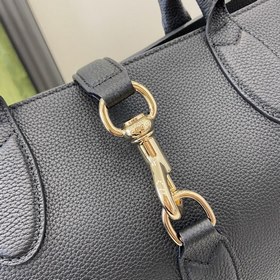 Новинка Средняя сумка-тоут из серии Gucci Jackie. Серия Jackie по