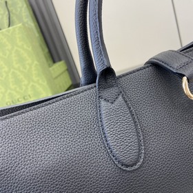 Новинка Средняя сумка-тоут из серии Gucci Jackie. Серия Jackie по