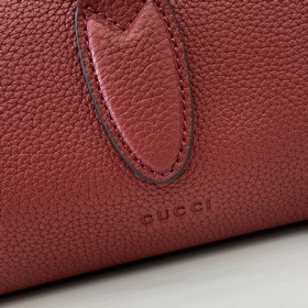 Новинка Средняя сумка-тоут из серии Gucci Jackie. Серия Jackie по