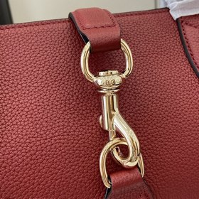 Новинка Средняя сумка-тоут из серии Gucci Jackie. Серия Jackie по