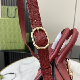 Новинка Средняя сумка-тоут из серии Gucci Jackie. Серия Jackie по