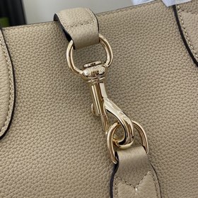 Новинка Средняя сумка-тоут из серии Gucci Jackie. Серия Jackie по