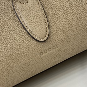 Новинка Средняя сумка-тоут из серии Gucci Jackie. Серия Jackie по