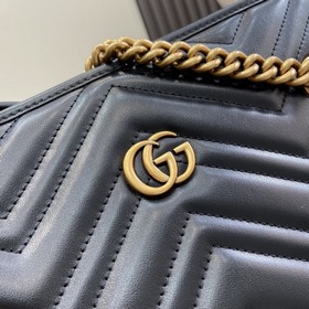 Новинка Большая сумка GG Marmont. Серия GG Marmont продолжает бли