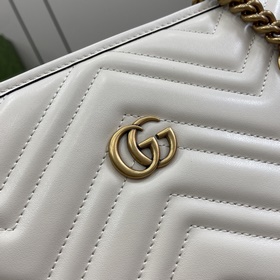 Новинка Большая сумка GG Marmont. Серия GG Marmont продолжает бли
