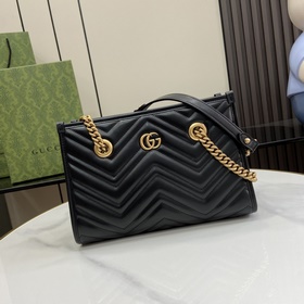 Новинка Маленькая сумка GG Marmont. Серия GG Marmont продолжает б
