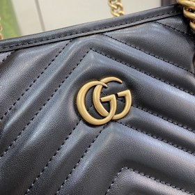 Новинка Маленькая сумка GG Marmont. Серия GG Marmont продолжает б