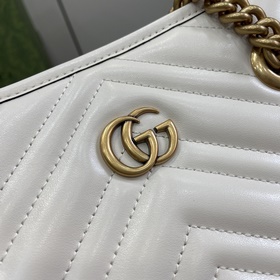 Новинка Маленькая сумка GG Marmont. Серия GG Marmont продолжает б