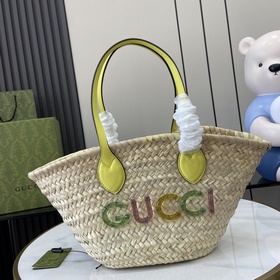 Новинка Мини-сумка из плетеного рогожа с логотипом Gucci. Этот ак