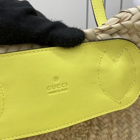 Новинка Мини-сумка из плетеного рогожа с логотипом Gucci. Этот ак