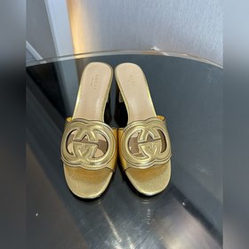 Новая летняя коллекция 2025 от Gucci： высокие сандалии с двойным