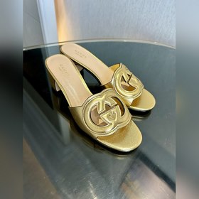 Новая летняя коллекция 2025 от Gucci： высокие сандалии с двойным 