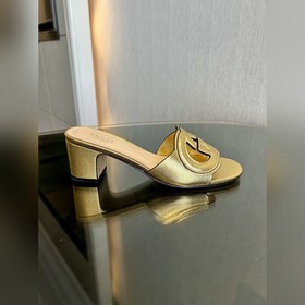 Новая летняя коллекция 2025 от Gucci： высокие сандалии с двойным 