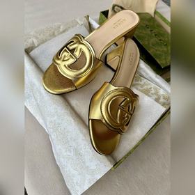 Новая летняя коллекция 2025 от Gucci： высокие сандалии с двойным 