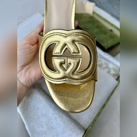 Новая летняя коллекция 2025 от Gucci： высокие сандалии с двойным 