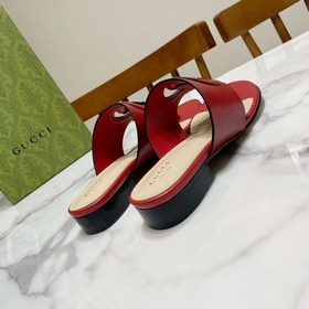 【Gucci】 Новая коллекция сандалий с двумя перемычками между пальца