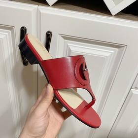【Gucci】 Новая коллекция сандалий с двумя перемычками между пальца