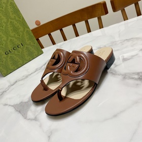 【Gucci】 Новая коллекция сандалий с двумя перемычками между пальца
