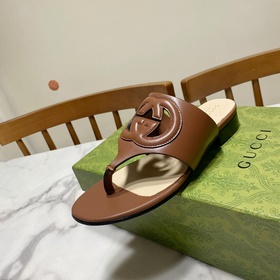 【Gucci】 Новая коллекция сандалий с двумя перемычками между пальца