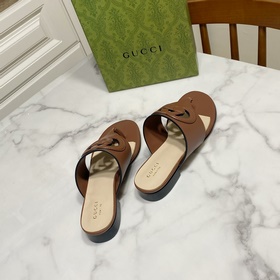 【Gucci】 Новая коллекция сандалий с двумя перемычками между пальца
