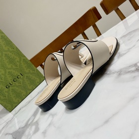 【Gucci】 Новая коллекция сандалий с двумя перемычками между пальца