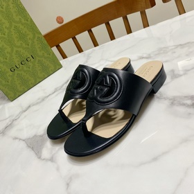 【Gucci】 Новая коллекция сандалий с двумя перемычками между пальца