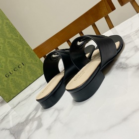 【Gucci】 Новая коллекция сандалий с двумя перемычками между пальца