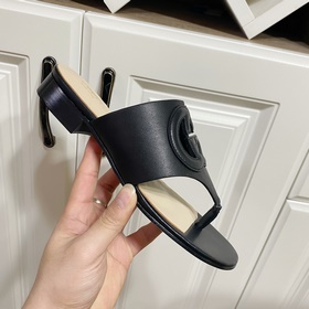 【Gucci】 Новая коллекция сандалий с двумя перемычками между пальца