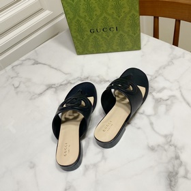 【Gucci】 Новая коллекция сандалий с двумя перемычками между пальца