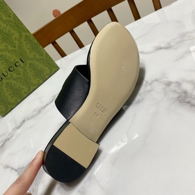 【Gucci】 Новая коллекция сандалий с двумя перемычками между пальца