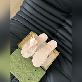 Новейшие джелевые тапочки Gucci 2025 Высокая версия из материала 