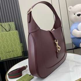 Новинка Средняя сумка через плечо из серии Gucci Jackie. В весенн