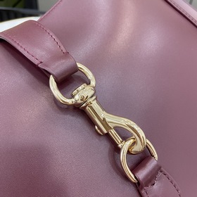 Новинка Средняя сумка через плечо из серии Gucci Jackie. В весенн