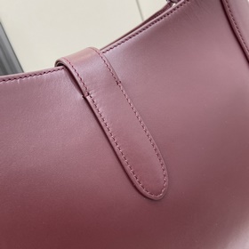 Новинка Средняя сумка через плечо из серии Gucci Jackie. В весенн