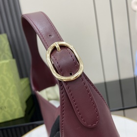 Новинка Средняя сумка через плечо из серии Gucci Jackie. В весенн