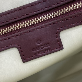Новинка Средняя сумка через плечо из серии Gucci Jackie. В весенн