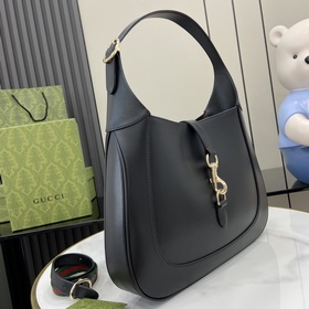 Новинка Средняя сумка через плечо из серии Gucci Jackie. В коллек