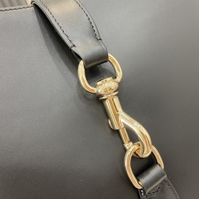 Новинка Средняя сумка через плечо из серии Gucci Jackie. В коллек
