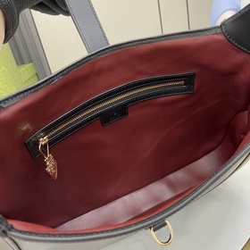Новинка Средняя сумка через плечо из серии Gucci Jackie. В коллек