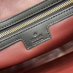 Новинка Средняя сумка через плечо из серии Gucci Jackie. В коллек