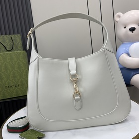 Новинка Средняя сумка через плечо из серии Gucci Jackie. В коллек