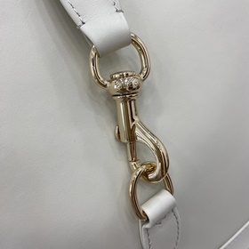 Новинка Средняя сумка через плечо из серии Gucci Jackie. В коллек