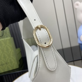Новинка Средняя сумка через плечо из серии Gucci Jackie. В коллек