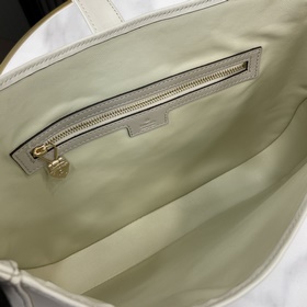 Новинка Средняя сумка через плечо из серии Gucci Jackie. В коллек