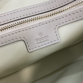 Новинка Средняя сумка через плечо из серии Gucci Jackie. В коллек