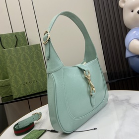 Новинка Маленькая сумка через плечо из серии Gucci Jackie. Эта но