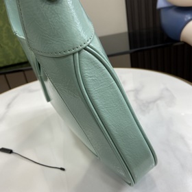 Новинка Маленькая сумка через плечо из серии Gucci Jackie. Эта но
