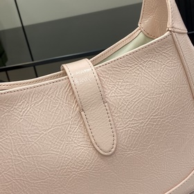 Новинка Маленькая сумка через плечо из серии Gucci Jackie. Эта но