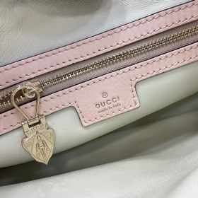 Новинка Маленькая сумка через плечо из серии Gucci Jackie. Эта но