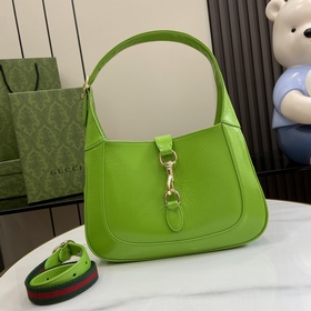 Новинка Маленькая сумка через плечо из серии Gucci Jackie. Эта но